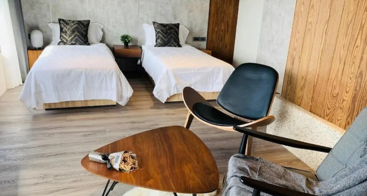 TWO Easy Inn