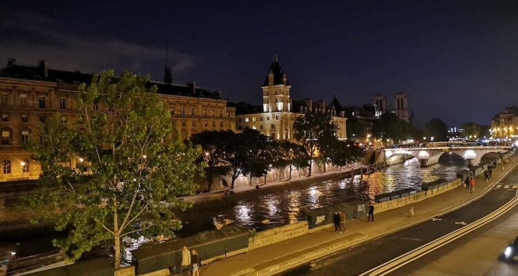 Le Notre Dame Duplex With Amazing View