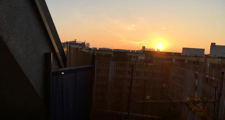Dachgeschosswohnung Mit Kostenlosem Parkplatz !