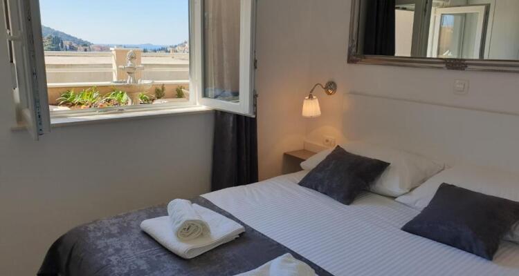 S & V Deluxe Apartments