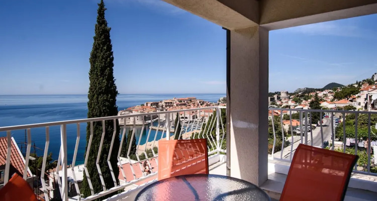 Zenith Apartment by Duhomes