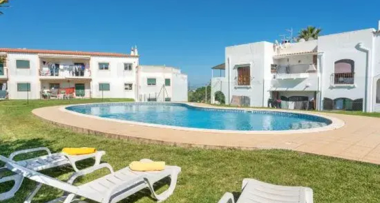 Bnb Homes Large Fully Equipped Apartment with 2 Bedrooms, Swimming Pool & Patio