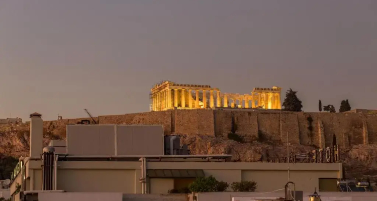 Minimal Apartment On The Shadow Of The Acropolis