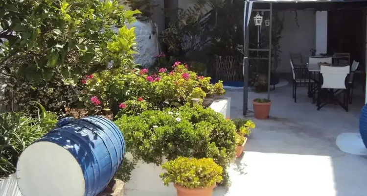 Douskos Uptown Living Hydra