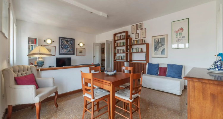 Roomy & Bright Apartment With Terrace