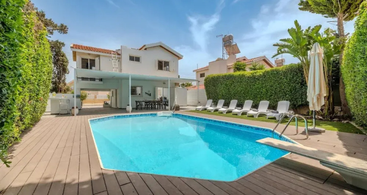 La Casa de Louie In Ayia Napa