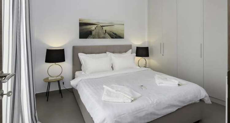 Flat With Stunning Views & Prv Parking