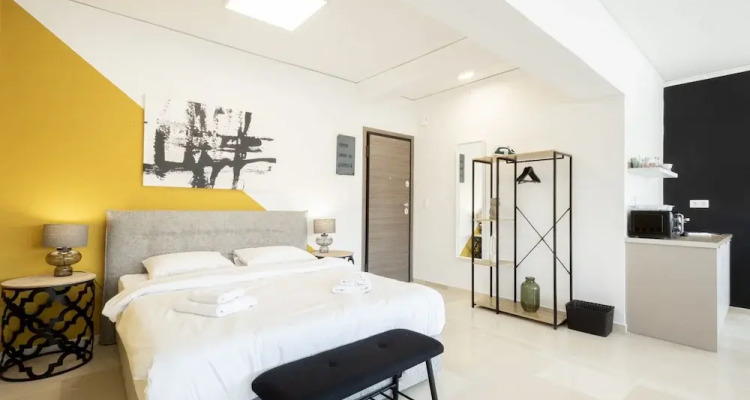 Spacious Urban Retreat Central 2-bedroom Haven For 8