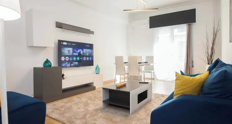 Stylish Renovated 2 Bd Apt In Exarcheia