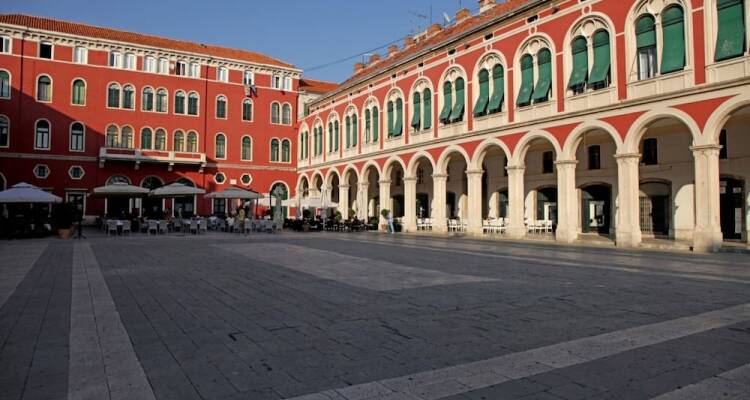 Apt Near Center W Terrace On Top Of The Building