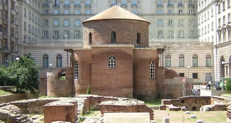 Top Center Apartment 4