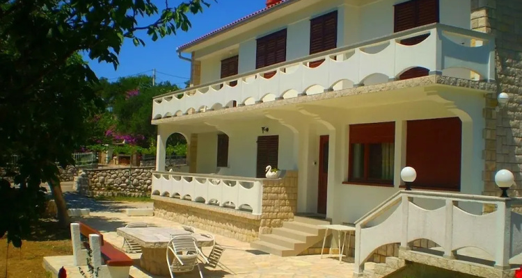 Spacious & Sunny Apartment On Island Rab