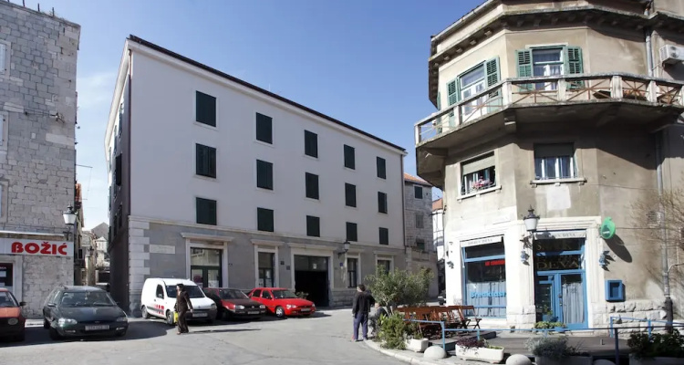 Luxury Apartments Leone