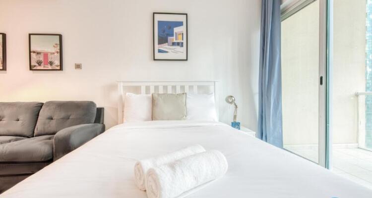 Calm Studio At Lake View Tower Jlt by Deluxe Holiday Homes