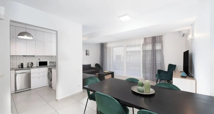 Minimalist 2bedroom Apartment With Balcony In The Heart Of Athens