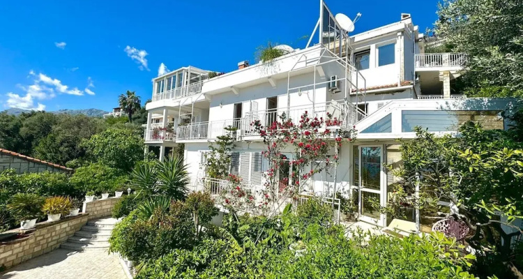 Sun Rose Apartments