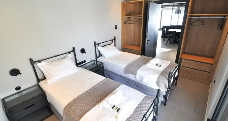 Nero Luxury Flat by Zennova