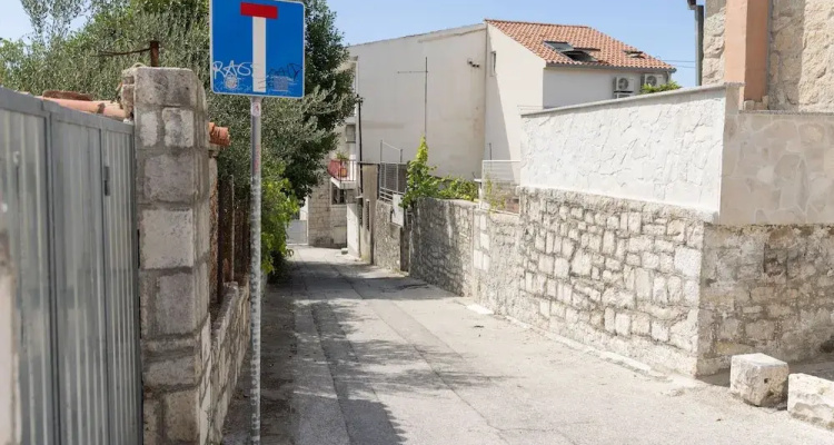 Old House With Terrace For Guests On A Budget