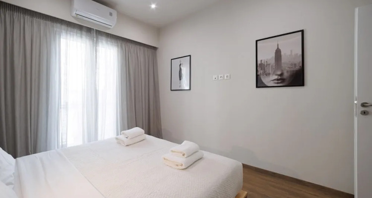 Chic & Renovated Flat Steps From Metro