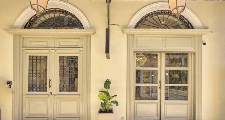 Ermou 99 Intelligent Private Suites
