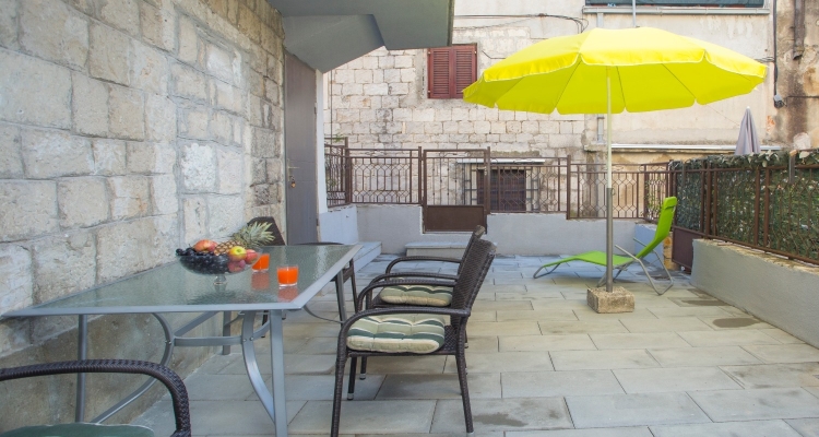 Apartment Zdrav With Big Terrace