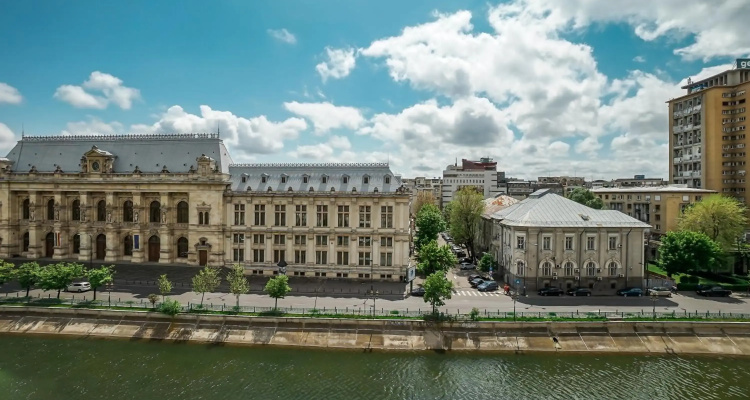 Lovely 3 Bdr. Serviced Apartment In Old Town