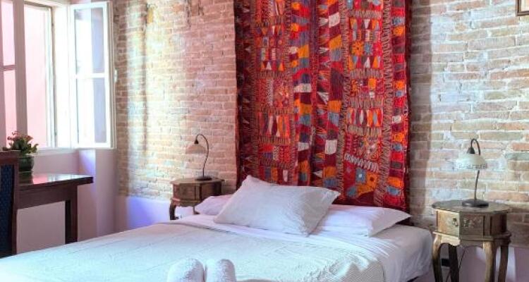 Private Courtyard Medieval Stone Home In Old Town