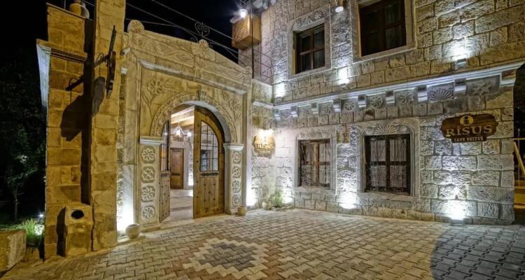 Risus Cave Suites