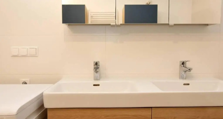 Modern Spacious, 2 Bedroom, Free Parking