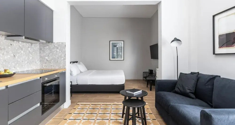 Elliot Petralona, Athens