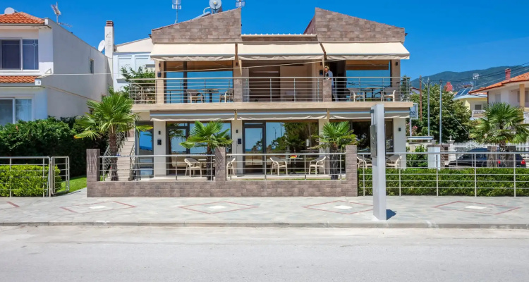 Aliston Deluxe Living