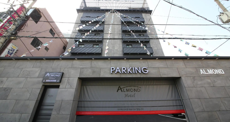 Gupo Station Almond Hotel