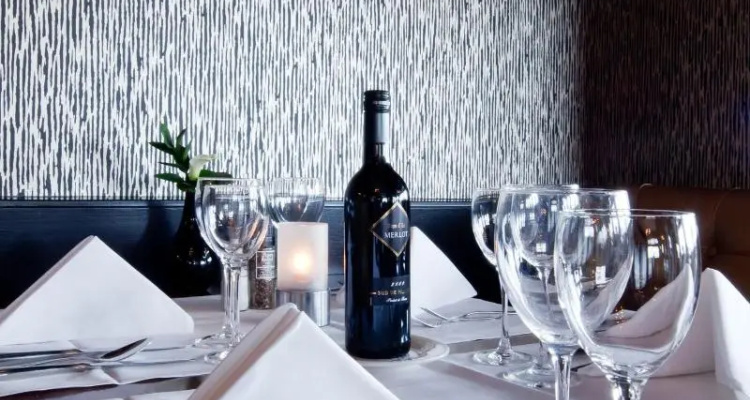 Van Der Valk Avifauna — Van der Valk hotel