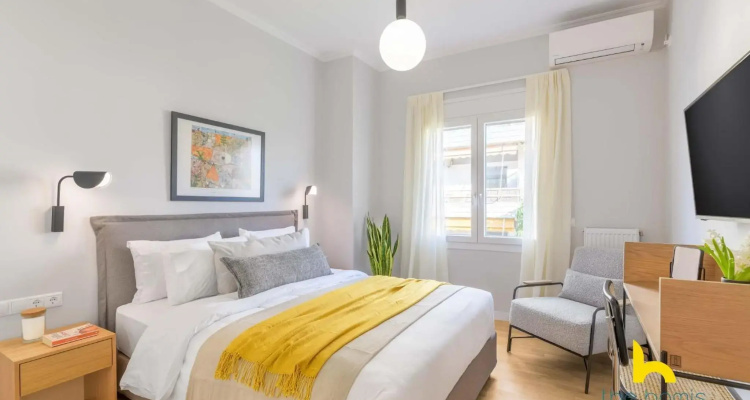 Sun-splashed 2-bdr Corner Apartment With Hillside Views!