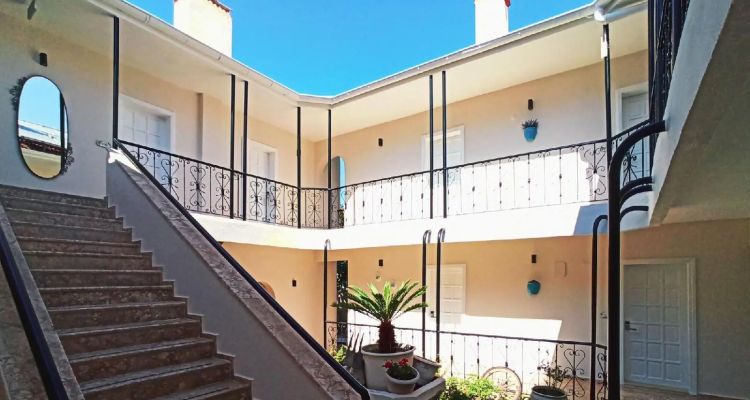 Bronze Hotel