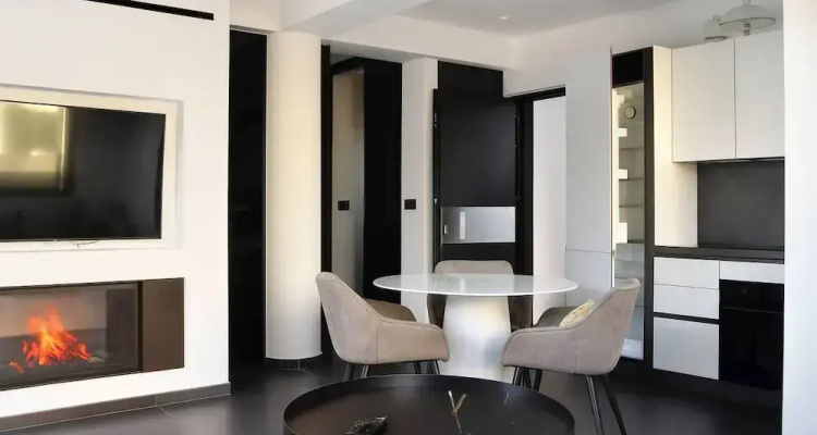 White & Black Cozy Suite In Aegina