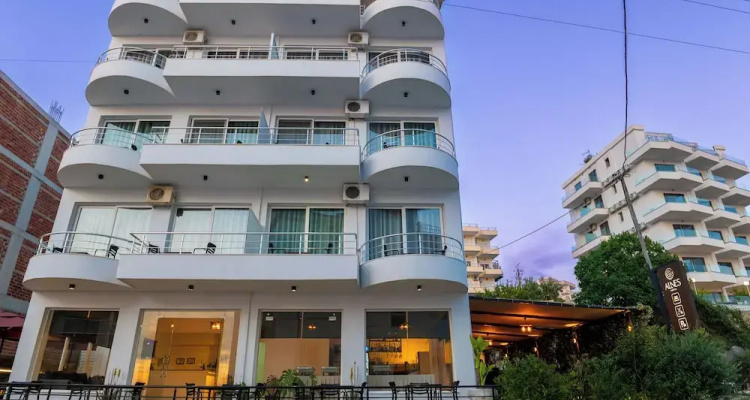Alnes Hotel