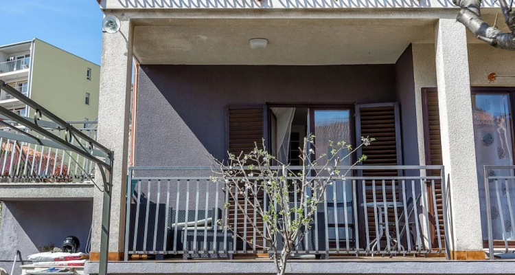 Modern Apartment In Pula With Balcony