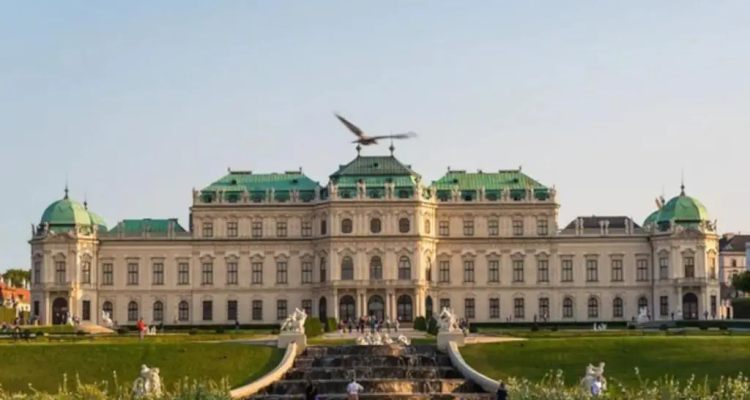 Central 75m Apartment At Belvedere Palace
