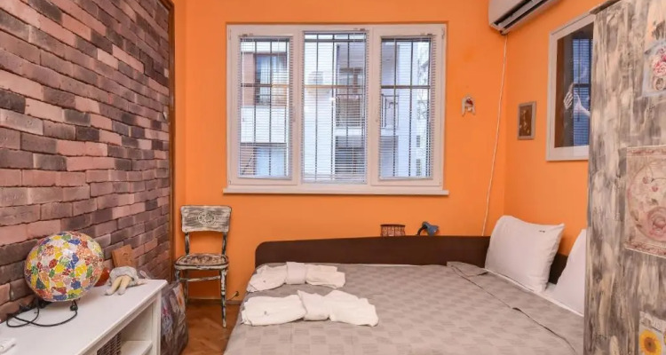 Vintage Spot Colorful One-bedroom Apartment