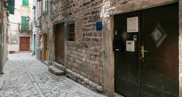 Stylish Studio Apartment by Irundo