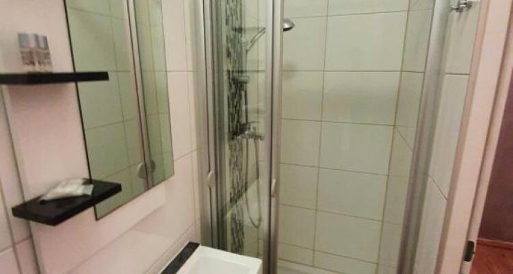 Vibrant Red Apartment I Contactless Check-in