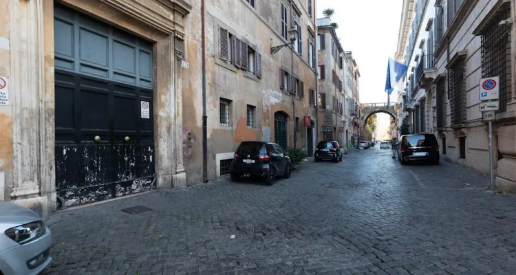 Chic & Style In Historical Via Giulia