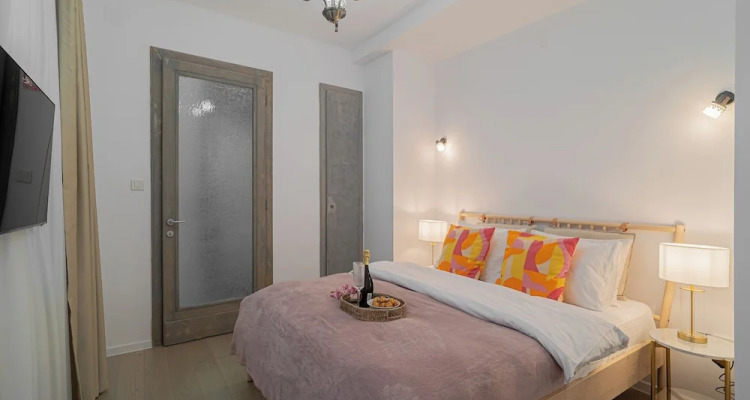 Charming 2br Flat Romanian Athenaeum