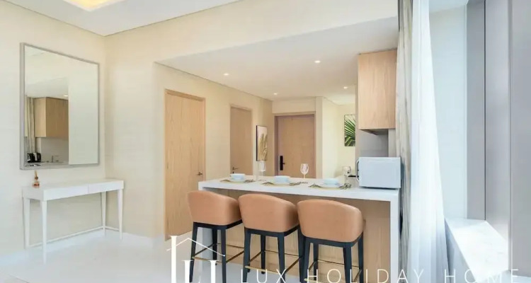 Lux Iconic Views At Palm Tower Suite 2