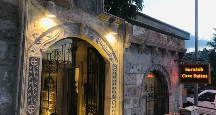 Sarnich Cave Suites