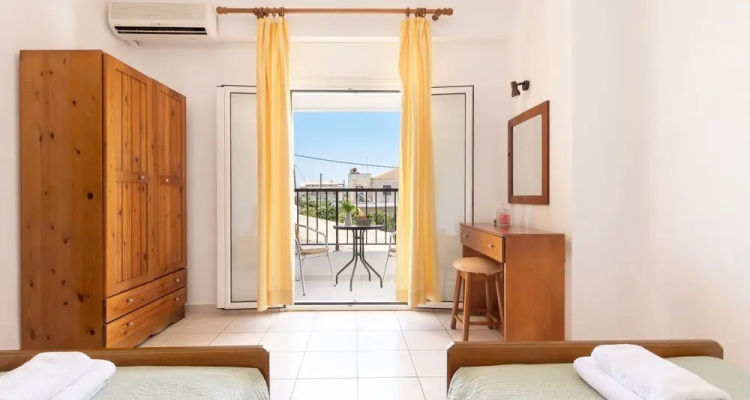 Dora Pool Studios by Konnect, 150m From The Beach