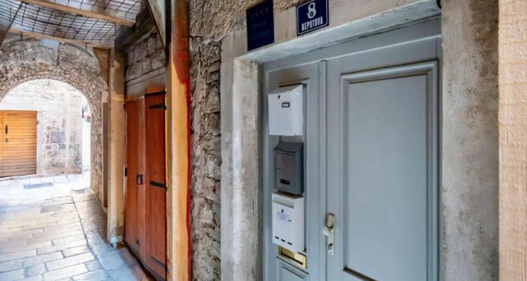 Feel Like An Emperor Apartment