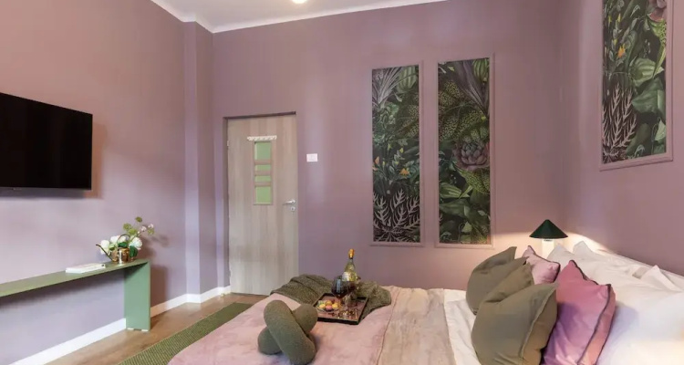 Delightful University Square 1br, Balcony Church Views