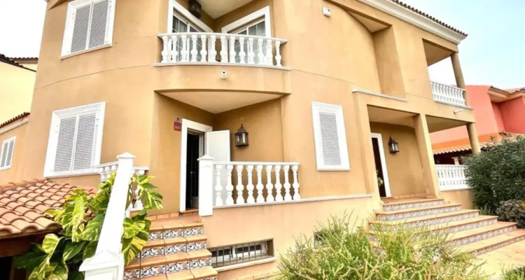 DUQUE NEST HOSTEL